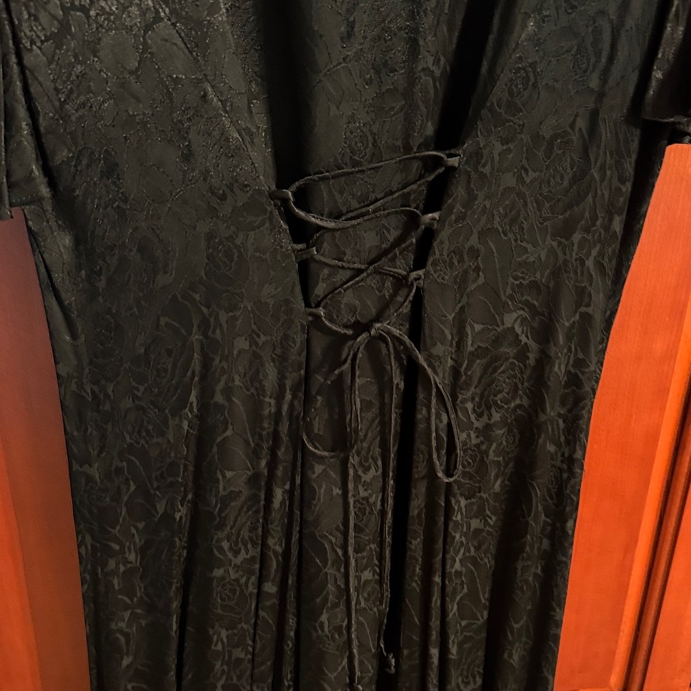 Elegant Hunter Green Dress with Antique White Lace Detail - Picture 4 of 12